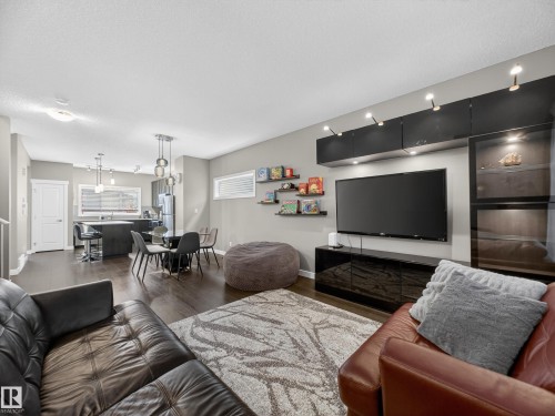 728 Secord Boulevard, Edmonton, AB - Indoor Photo Showing Living Room