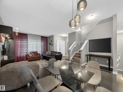728 Secord Boulevard, Edmonton, AB - Indoor Photo Showing Living Room