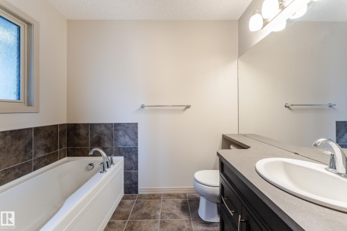 1945 Ainslie Link, Edmonton, AB - Indoor Photo Showing Bathroom