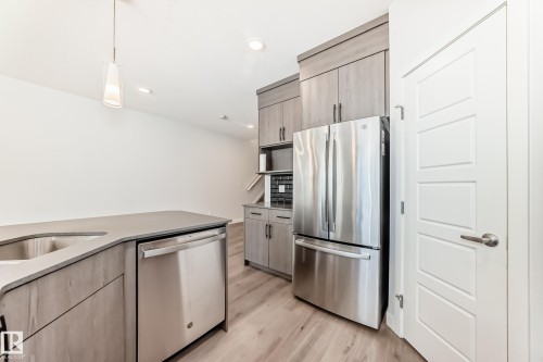 2282 Chokecherry Close Close, Edmonton, AB - Indoor Photo Showing Kitchen