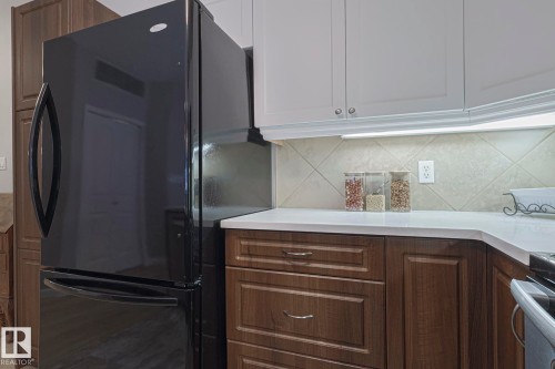 105 2503 Hanna Crescent, Edmonton, AB - Indoor Photo Showing Kitchen