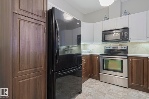 105 2503 Hanna Crescent, Edmonton, AB - Indoor Photo Showing Kitchen