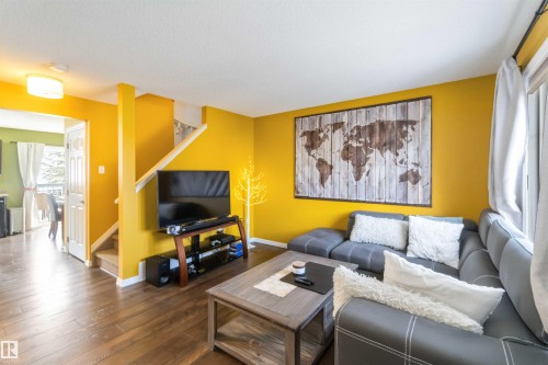20 1404 Hermitage Road, Edmonton, AB - Indoor Photo Showing Living Room