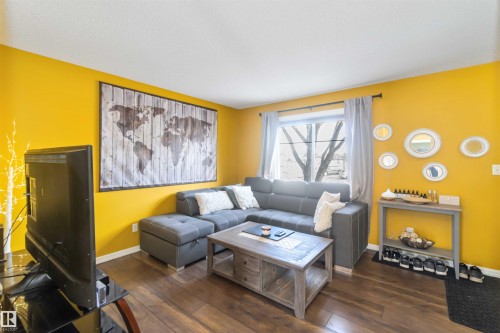 20 1404 Hermitage Road, Edmonton, AB - Indoor Photo Showing Living Room