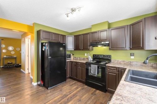 20 1404 Hermitage Road, Edmonton, AB - Indoor Photo Showing Kitchen With Double Sink