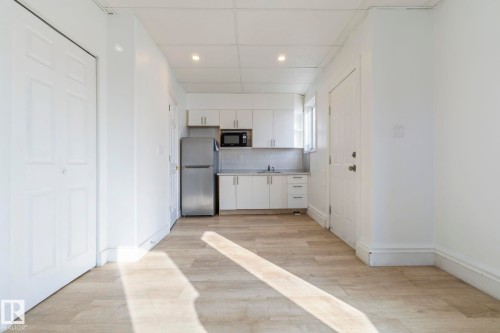 4927 19 Avenue, Edmonton, AB - Indoor Photo Showing Kitchen