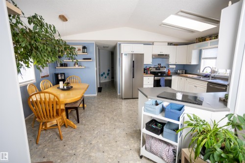 Open-concept kitchen and dining area featuring a vaulted ceiling and skylight - 41 Graywood Cove, Stony Plain, AB - Indoor