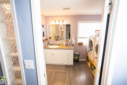 Well-appointed bathroom featuring a vanity with a white cabinet, a white sink, and a large mirror - 41 Graywood Cove, Stony Plain, AB - Indoor