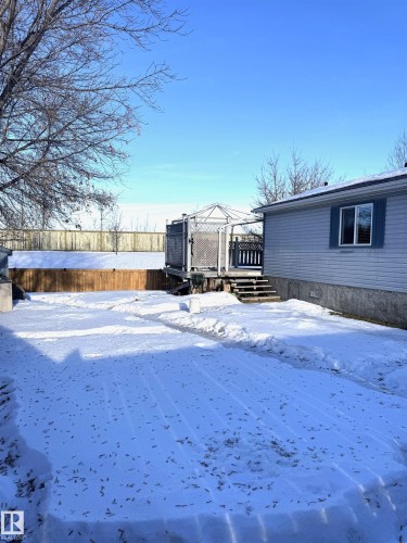 Yard covered in snow featuring a deck and shed - 41 Graywood Cove, Stony Plain, AB - Outdoor
