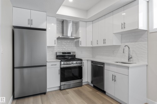 10011 162 Street, Edmonton, AB - Indoor Photo Showing Kitchen With Upgraded Kitchen