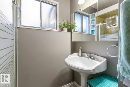 Bathroom with a shower with shower door - 14 Lester Crescent, St. Albert, AB - Indoor Photo Showing Bathroom