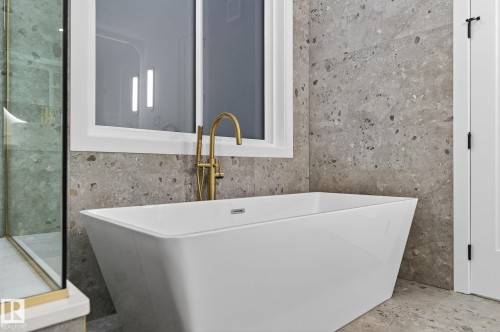 Full bath with a soaking tub - 8765 Mayday Lane, Edmonton, AB - Indoor Photo Showing Bathroom
