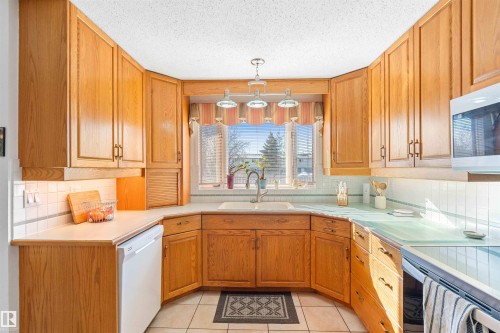 12127 152A Avenue, Edmonton, AB - Indoor Photo Showing Kitchen