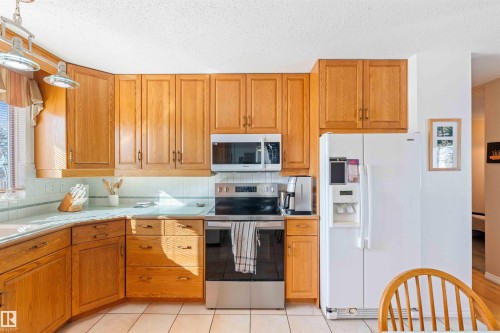 12127 152A Avenue, Edmonton, AB - Indoor Photo Showing Kitchen