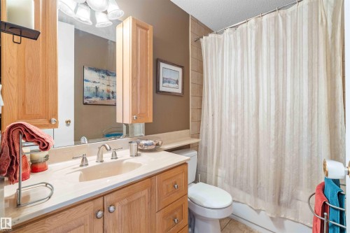 12127 152A Avenue, Edmonton, AB - Indoor Photo Showing Bathroom