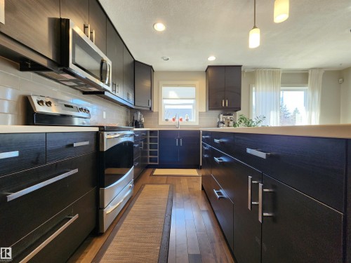 10433 70 Avenue, Edmonton, AB - Indoor Photo Showing Kitchen With Upgraded Kitchen