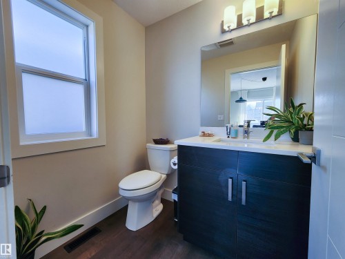 10433 70 Avenue, Edmonton, AB - Indoor Photo Showing Bathroom
