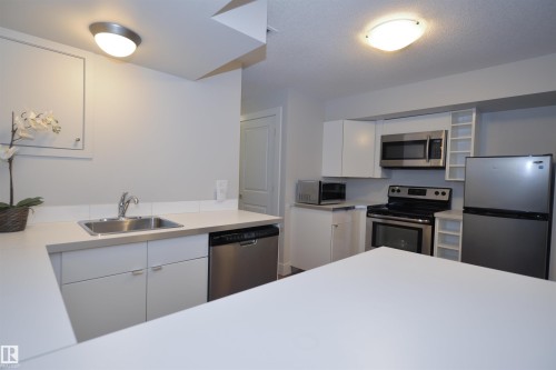 10433 70 Avenue, Edmonton, AB - Indoor Photo Showing Kitchen