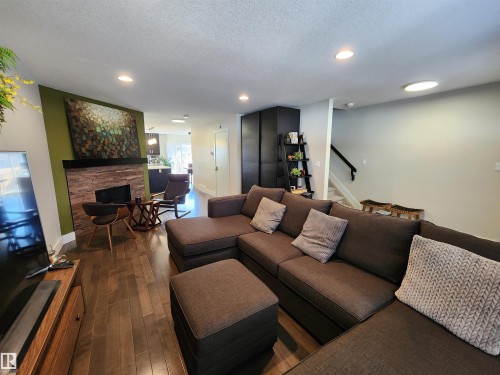 10433 70 Avenue, Edmonton, AB - Indoor Photo Showing Living Room