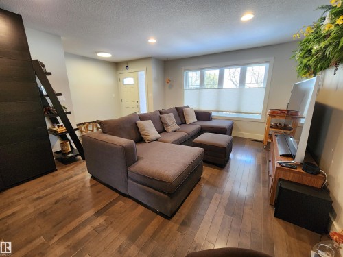 10433 70 Avenue, Edmonton, AB - Indoor Photo Showing Living Room