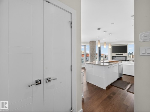 1401 11969 Jasper Avenue, Edmonton, AB - Indoor Photo Showing Kitchen