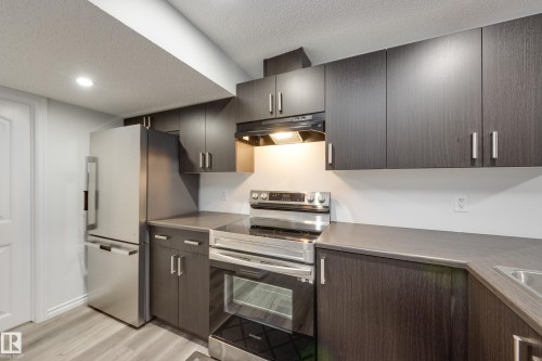 5112 Lark Crescent, Edmonton, AB - Indoor Photo Showing Kitchen