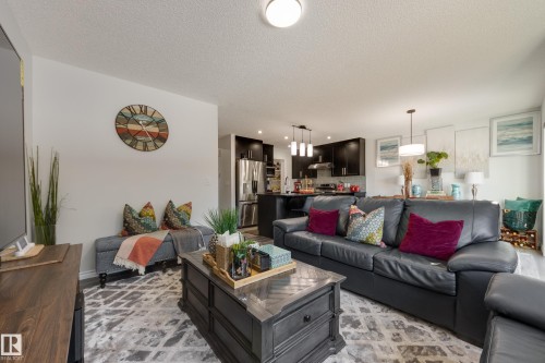 5112 Lark Crescent, Edmonton, AB - Indoor Photo Showing Living Room