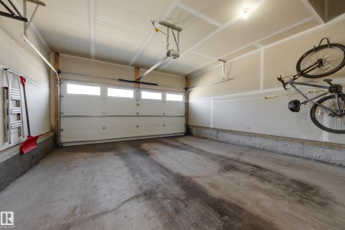 5112 Lark Crescent, Edmonton, AB - Indoor Photo Showing Garage