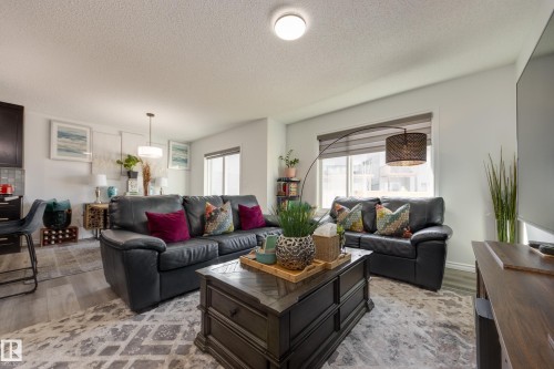 5112 Lark Crescent, Edmonton, AB - Indoor Photo Showing Living Room