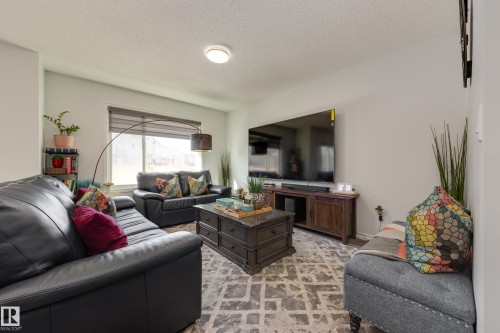 5112 Lark Crescent, Edmonton, AB - Indoor Photo Showing Living Room
