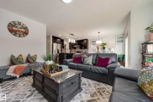 5112 Lark Crescent, Edmonton, AB - Indoor Photo Showing Living Room