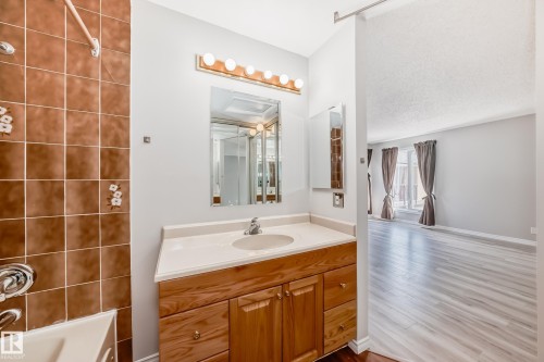 14934 43 Avenue, Edmonton, AB - Indoor Photo Showing Bathroom