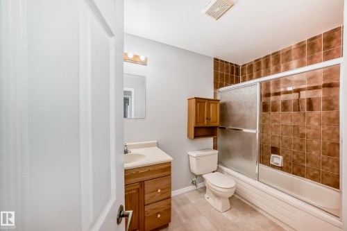 14934 43 Avenue, Edmonton, AB - Indoor Photo Showing Bathroom