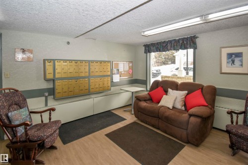 102 4812 51 Avenue, Stony Plain, AB - Indoor Photo Showing Living Room