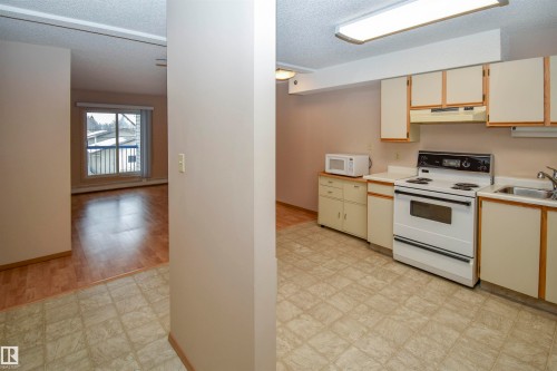 102 4812 51 Avenue, Stony Plain, AB - Indoor Photo Showing Kitchen