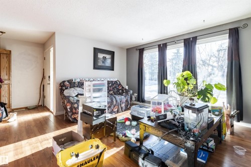 33 Brookside Avenue, Spruce Grove, AB - Indoor Photo Showing Living Room