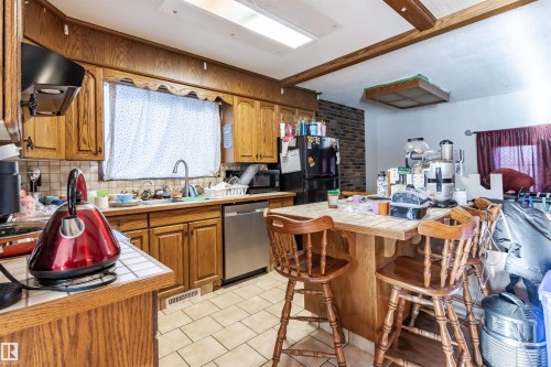 33 Brookside Avenue, Spruce Grove, AB - Indoor Photo Showing Kitchen