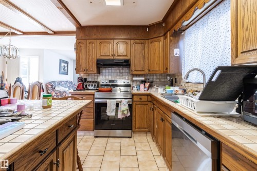 33 Brookside Avenue, Spruce Grove, AB - Indoor Photo Showing Kitchen