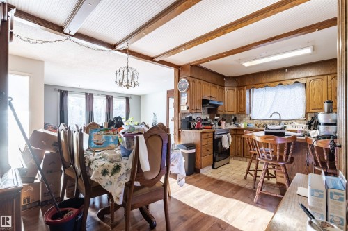 33 Brookside Avenue, Spruce Grove, AB - Indoor Photo Showing Dining Room