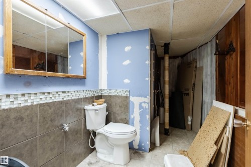 33 Brookside Avenue, Spruce Grove, AB - Indoor Photo Showing Bathroom