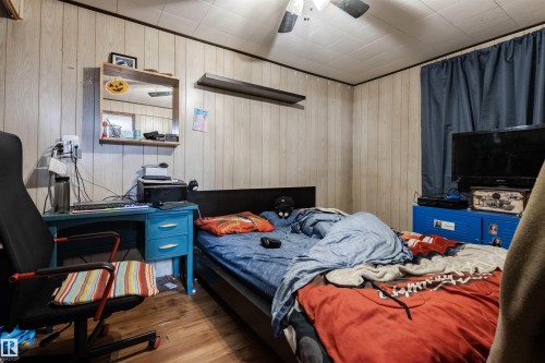 33 Brookside Avenue, Spruce Grove, AB - Indoor Photo Showing Bedroom