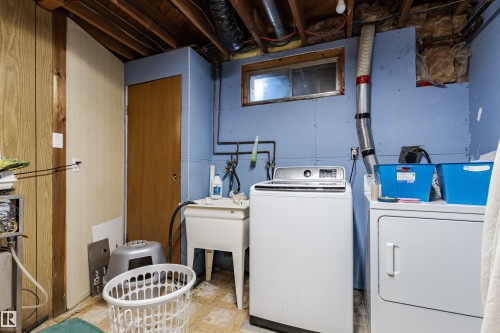 33 Brookside Avenue, Spruce Grove, AB - Indoor Photo Showing Laundry Room
