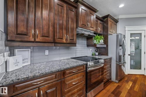 727 107A Street, Edmonton, AB - Indoor Photo Showing Kitchen With Upgraded Kitchen