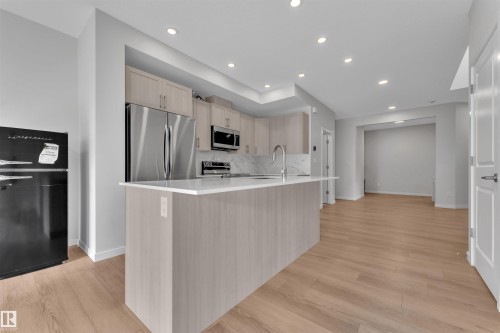 226 Orchards Boulevard, Edmonton, AB - Indoor Photo Showing Kitchen