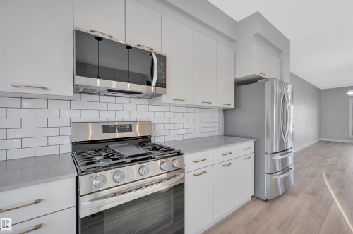 6215 Hampton Gray Avenue, Edmonton, AB - Indoor Photo Showing Kitchen With Upgraded Kitchen