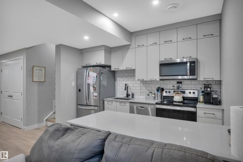 6215 Hampton Gray Avenue, Edmonton, AB - Indoor Photo Showing Kitchen With Upgraded Kitchen