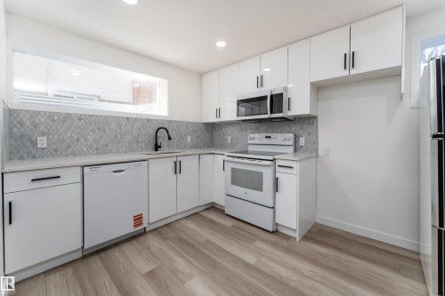 13307 116 Avenue, Edmonton, AB - Indoor Photo Showing Kitchen