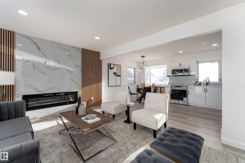 13307 116 Avenue, Edmonton, AB - Indoor Photo Showing Living Room