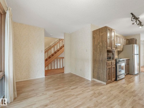 185 Hearthstone, Edmonton, AB - Indoor Photo Showing Kitchen