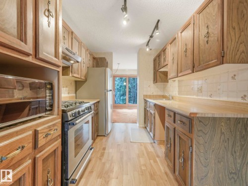 185 Hearthstone, Edmonton, AB - Indoor Photo Showing Kitchen